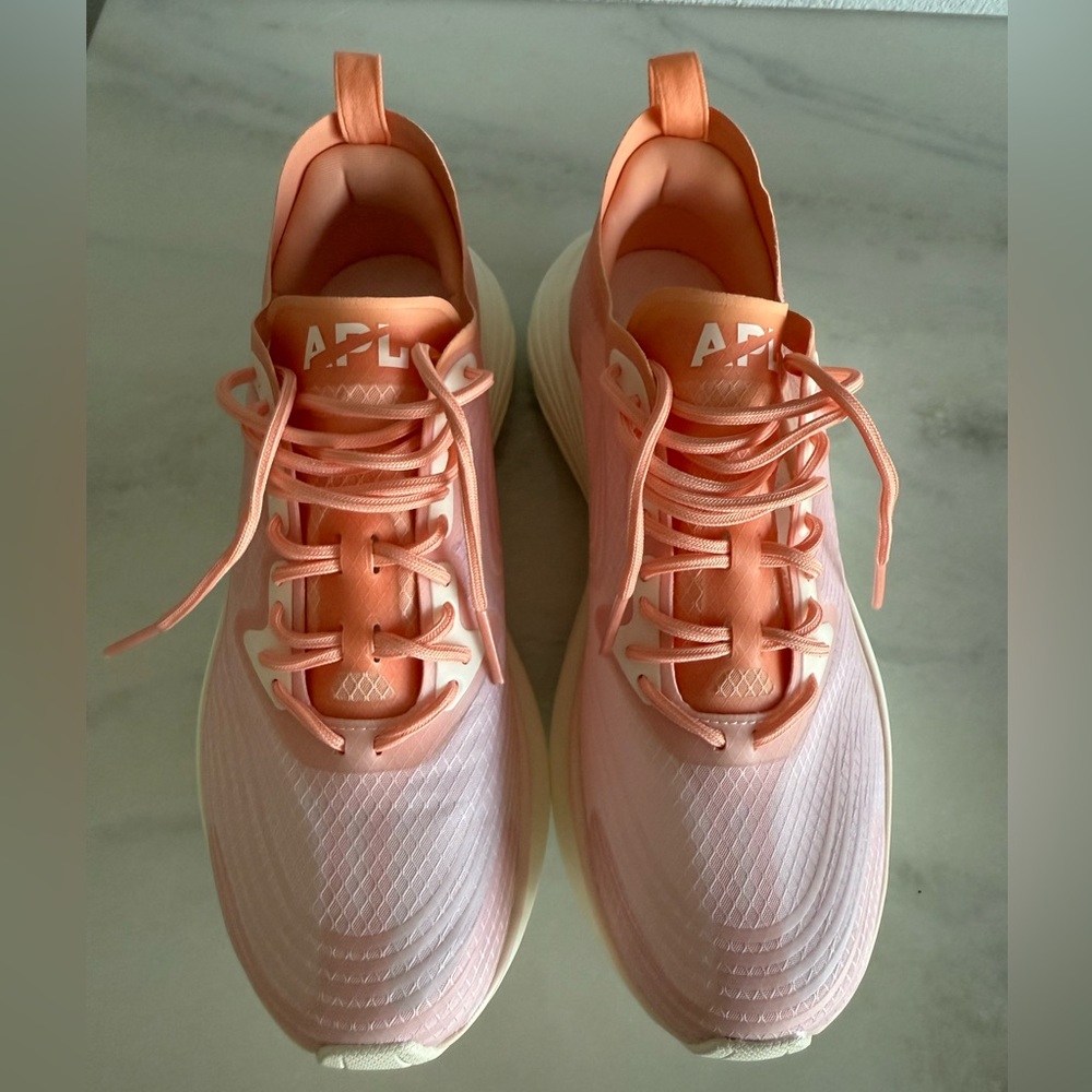 APL Women’s Streamline running shoe - sz 6 NWOT